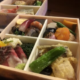 ある日の万葉二段弁当