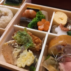 ある日の万葉二段弁当